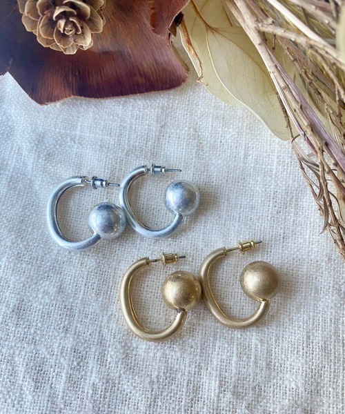 emouv by est(エモーヴバイエスト)の「emouv by est ボールデザインフープピアス(ピアス(両耳用)・レディース・シルバー/ゴールド・FREE)」の5枚目の写真