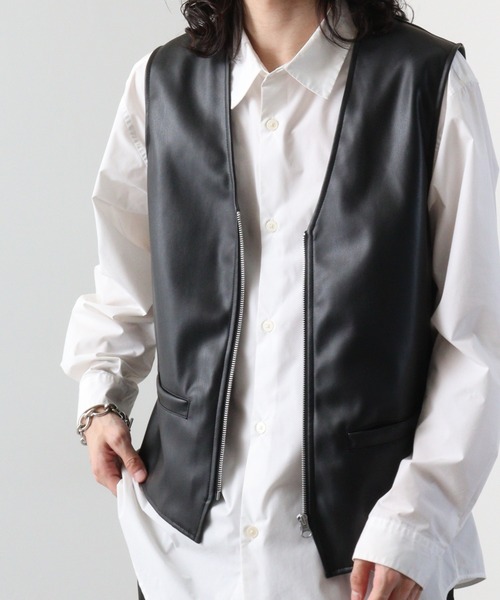 SUGGESTION(サジェッション)の「Synthetic leather colorless vest / 合皮ノーカラーベスト UNISEX(ベスト・メンズ・ブラック・L/M)」の1枚目の写真