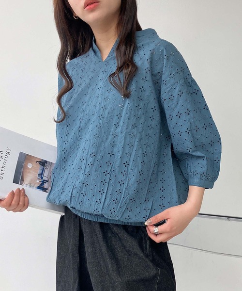 AS KNOW AS plus（アズノゥアズプラス）の「◎スキッパー刺繍半袖ブラウス（Tシャツ/カットソー・レディース・グレイッシュベージュ/ブラック/オフホワイト/ダークブルー・FREE）」の4枚目の写真