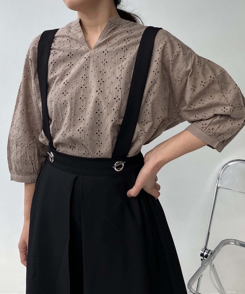 AS KNOW AS plus（アズノゥアズプラス）の「◎スキッパー刺繍半袖ブラウス（Tシャツ/カットソー・レディース・グレイッシュベージュ/ブラック/オフホワイト/ダークブルー・FREE）」の3枚目の写真