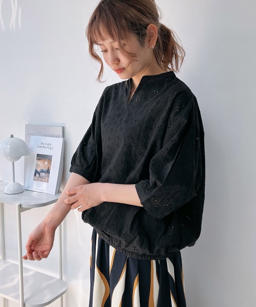 AS KNOW AS plus（アズノゥアズプラス）の「◎スキッパー刺繍半袖ブラウス（Tシャツ/カットソー・レディース・グレイッシュベージュ/ブラック/オフホワイト/ダークブルー・FREE）」の11枚目の写真