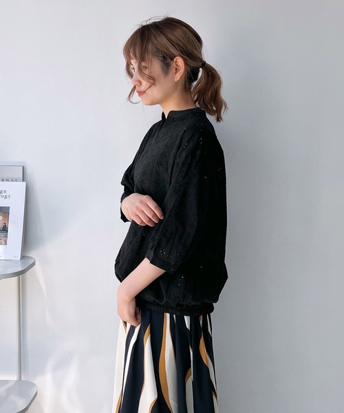 AS KNOW AS plus（アズノゥアズプラス）の「◎スキッパー刺繍半袖ブラウス（Tシャツ/カットソー・レディース・グレイッシュベージュ/ブラック/オフホワイト/ダークブルー・FREE）」の10枚目の写真