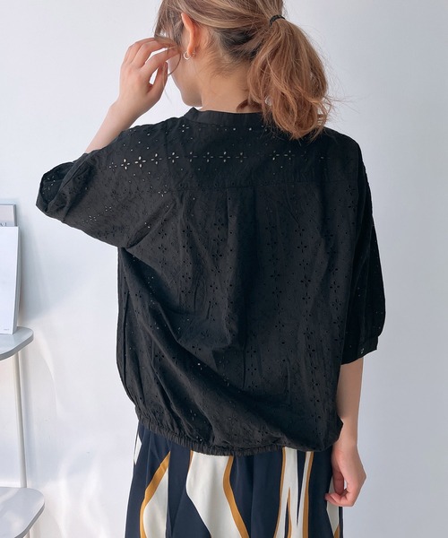 AS KNOW AS plus（アズノゥアズプラス）の「◎スキッパー刺繍半袖ブラウス（Tシャツ/カットソー・レディース・グレイッシュベージュ/ブラック/オフホワイト/ダークブルー・FREE）」の9枚目の写真