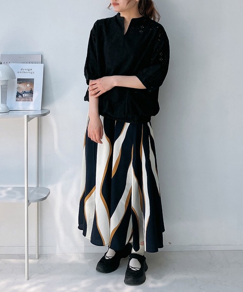 AS KNOW AS plus（アズノゥアズプラス）の「◎スキッパー刺繍半袖ブラウス（Tシャツ/カットソー・レディース・グレイッシュベージュ/ブラック/オフホワイト/ダークブルー・FREE）」の8枚目の写真