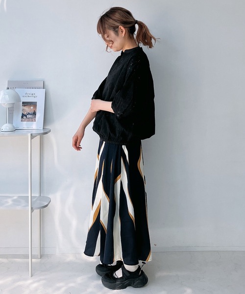 AS KNOW AS plus（アズノゥアズプラス）の「◎スキッパー刺繍半袖ブラウス（Tシャツ/カットソー・レディース・グレイッシュベージュ/ブラック/オフホワイト/ダークブルー・FREE）」の6枚目の写真