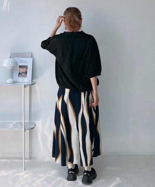 AS KNOW AS plus（アズノゥアズプラス）の「◎スキッパー刺繍半袖ブラウス（Tシャツ/カットソー・レディース・グレイッシュベージュ/ブラック/オフホワイト/ダークブルー・FREE）」の5枚目の写真