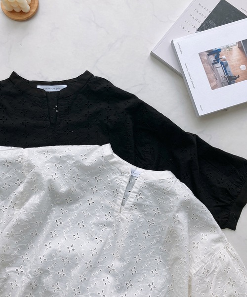 AS KNOW AS plus（アズノゥアズプラス）の「◎スキッパー刺繍半袖ブラウス（Tシャツ/カットソー・レディース・グレイッシュベージュ/ブラック/オフホワイト/ダークブルー・FREE）」の12枚目の写真