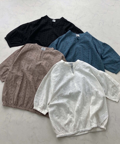 AS KNOW AS plus（アズノゥアズプラス）の「◎スキッパー刺繍半袖ブラウス（Tシャツ/カットソー・レディース・グレイッシュベージュ/ブラック/オフホワイト/ダークブルー・FREE）」の20枚目の写真