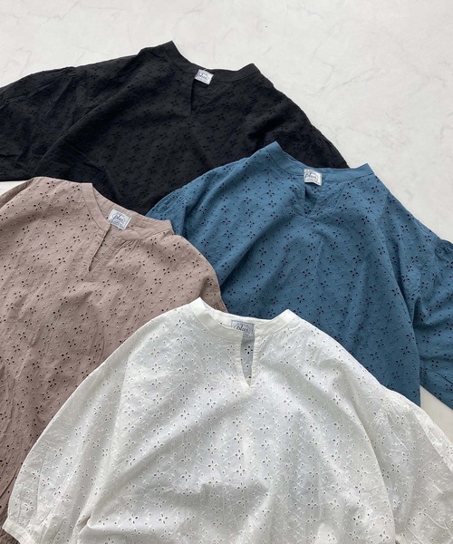 AS KNOW AS plus（アズノゥアズプラス）の「◎スキッパー刺繍半袖ブラウス（Tシャツ/カットソー・レディース・グレイッシュベージュ/ブラック/オフホワイト/ダークブルー・FREE）」の21枚目の写真