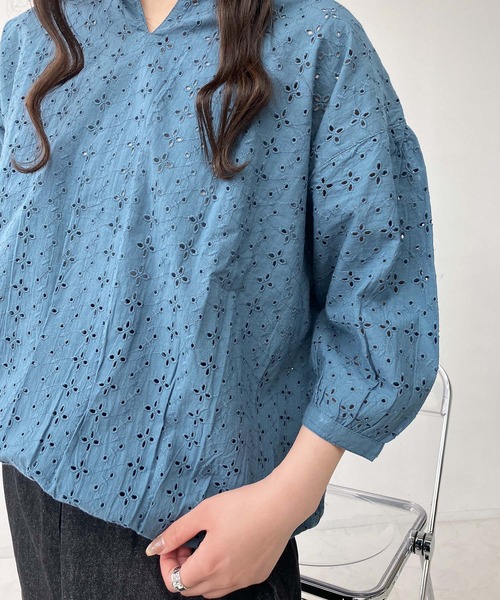 AS KNOW AS plus（アズノゥアズプラス）の「◎スキッパー刺繍半袖ブラウス（Tシャツ/カットソー・レディース・グレイッシュベージュ/ブラック/オフホワイト/ダークブルー・FREE）」の16枚目の写真