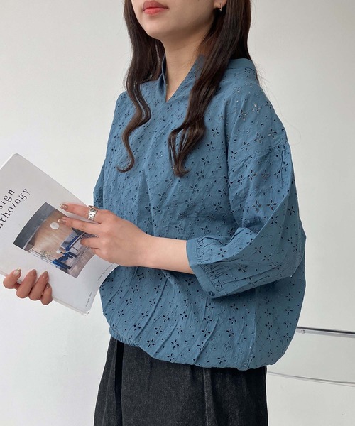 AS KNOW AS plus（アズノゥアズプラス）の「◎スキッパー刺繍半袖ブラウス（Tシャツ/カットソー・レディース・グレイッシュベージュ/ブラック/オフホワイト/ダークブルー・FREE）」の15枚目の写真