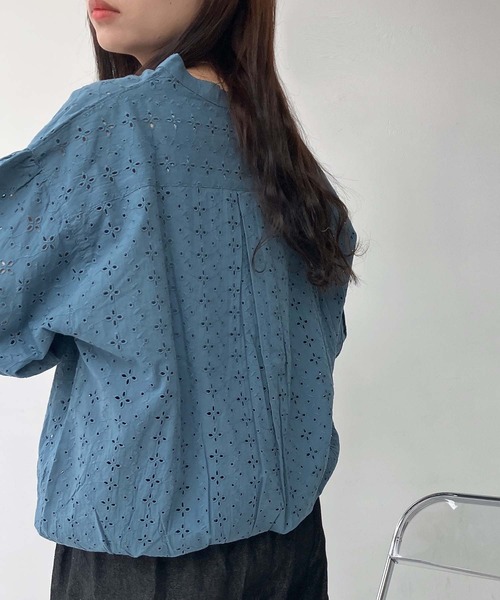 AS KNOW AS plus（アズノゥアズプラス）の「◎スキッパー刺繍半袖ブラウス（Tシャツ/カットソー・レディース・グレイッシュベージュ/ブラック/オフホワイト/ダークブルー・FREE）」の17枚目の写真