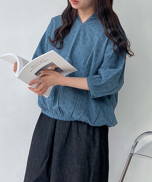 AS KNOW AS plus（アズノゥアズプラス）の「◎スキッパー刺繍半袖ブラウス（Tシャツ/カットソー・レディース・グレイッシュベージュ/ブラック/オフホワイト/ダークブルー・FREE）」の14枚目の写真