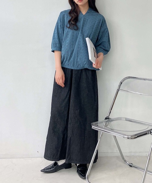 AS KNOW AS plus（アズノゥアズプラス）の「◎スキッパー刺繍半袖ブラウス（Tシャツ/カットソー・レディース・グレイッシュベージュ/ブラック/オフホワイト/ダークブルー・FREE）」の19枚目の写真