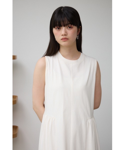 AZUL by moussy（アズールバイマウジー）の「サイドギャザーカットコクーンワンピース（ワンピース・レディース・ブラック/レッド/アイボリー・SMALL/MEDIUM）」の4枚目の写真