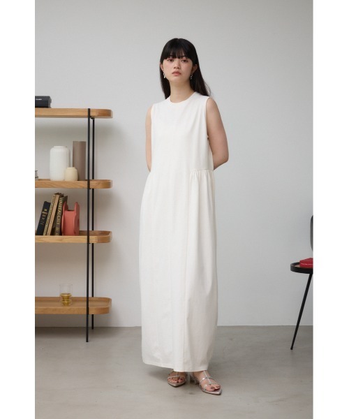 AZUL by moussy（アズールバイマウジー）の「サイドギャザーカットコクーンワンピース（ワンピース・レディース・ブラック/レッド/アイボリー・SMALL/MEDIUM）」の5枚目の写真