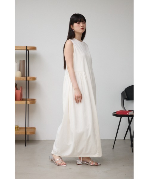 AZUL by moussy（アズールバイマウジー）の「サイドギャザーカットコクーンワンピース（ワンピース・レディース・ブラック/レッド/アイボリー・SMALL/MEDIUM）」の6枚目の写真