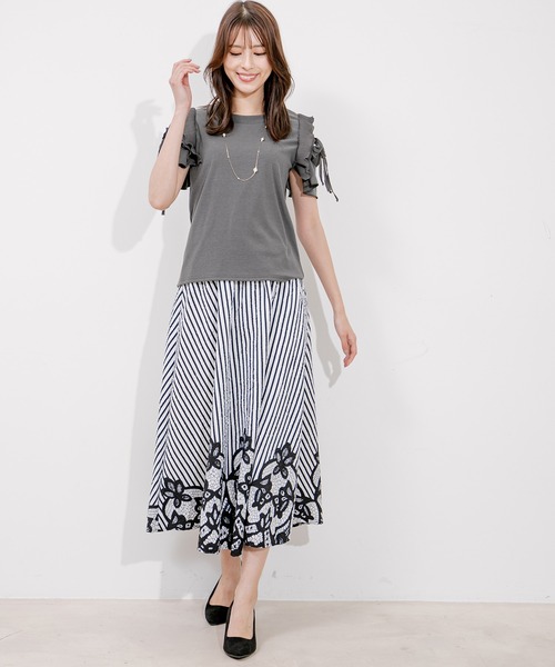 Jayro(ジャイロ)の「肩あきプリーツフリルプルオーバー(Tシャツ/カットソー・レディース・チャコールグレー/ブラック/ホワイト系その他・M)」の1枚目の写真