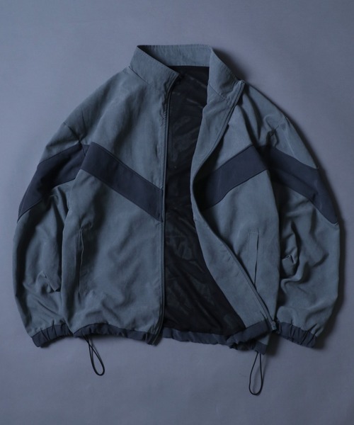 ANPAS(アンパス)の「Nylon Fabric V-Line Color Switching Military Track Jacket/Vライン 配色切替 ミリタリー トラックジャケット ナイロンジャケット(ナイロンジャケット・メンズ・チャコール/カーキ・L/M)」の2枚目の写真