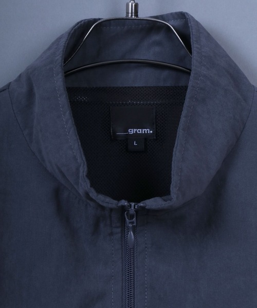 ANPAS(アンパス)の「Nylon Fabric V-Line Color Switching Military Track Jacket/Vライン 配色切替 ミリタリー トラックジャケット ナイロンジャケット(ナイロンジャケット・メンズ・チャコール/カーキ・L/M)」の18枚目の写真