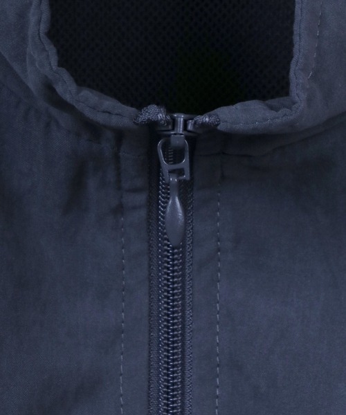 ANPAS(アンパス)の「Nylon Fabric V-Line Color Switching Military Track Jacket/Vライン 配色切替 ミリタリー トラックジャケット ナイロンジャケット(ナイロンジャケット・メンズ・チャコール/カーキ・L/M)」の19枚目の写真