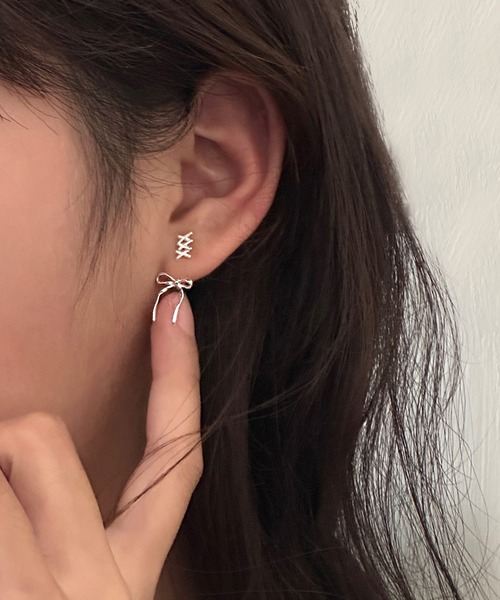 リボンデザイン ピアス(両耳用) セール】メタリック レースアップ リボン デザイン ピアス
