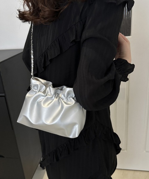 VIBGYOR（ヴィブジョー）の「FReePLACe/巾着デザインチェーンバッグ X12331（ショルダーバッグ・レディース・シルバー/ブラウン/ブラック・FREE）」の3枚目の写真