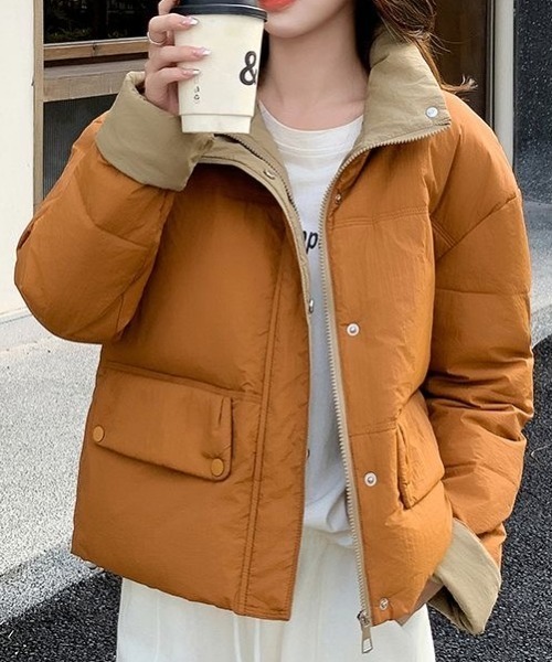 GEMEDA(ジェメダ)の「スタンドカラーコンパクトダウンジャケット(ブルゾン・レディース・アイボリー/ピンク/ブラウン/モカ・M)」の3枚目の写真