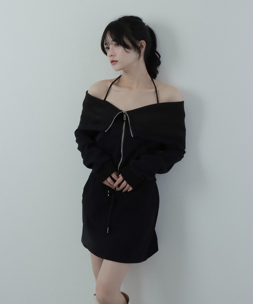 M DOLLY(エムドリー)の「off shoulder zip hoodie tops/オフショルダージップフーディトップス(パーカー・レディース・ブラウン/グレー/ブラック・M/L/S)」の4枚目の写真
