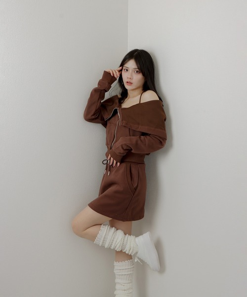 M DOLLY(エムドリー)の「off shoulder zip hoodie tops/オフショルダージップフーディトップス(パーカー・レディース・ブラウン/グレー/ブラック・M/L/S)」の12枚目の写真