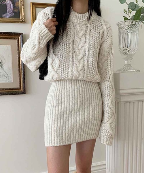 Jasmine Grandiflorum(ジャスミングランディフローラム)の「【Jasmine】ケーブル編みニットミニワンピース (AW)(ワンピース・レディース・ホワイト/ネイビー/ベージュ・FREE)」の2枚目の写真