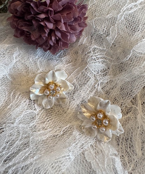muure(ミュール)の「【CHOUEL closet】ホワイトフラワーミニパールピアス(ピアス(両耳用)・レディース・ホワイト/ホワイト系その他・FREE)」の3枚目の写真