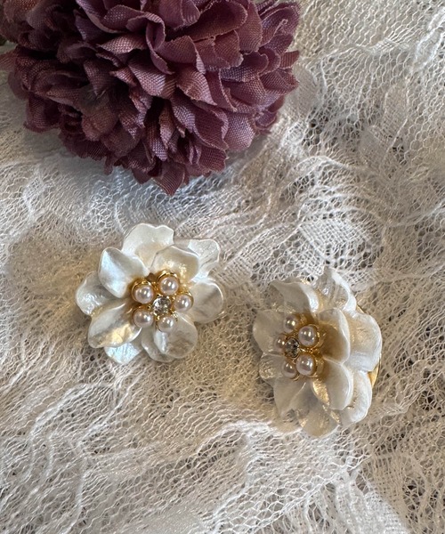 muure(ミュール)の「【CHOUEL closet】ホワイトフラワーミニパールピアス(ピアス(両耳用)・レディース・ホワイト/ホワイト系その他・FREE)」の4枚目の写真