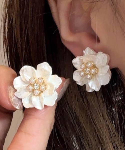 muure(ミュール)の「【CHOUEL closet】ホワイトフラワーミニパールピアス(ピアス(両耳用)・レディース・ホワイト/ホワイト系その他・FREE)」の5枚目の写真