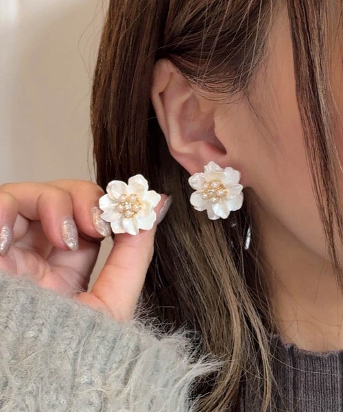 muure(ミュール)の「【CHOUEL closet】ホワイトフラワーミニパールピアス(ピアス(両耳用)・レディース・ホワイト/ホワイト系その他・FREE)」の6枚目の写真