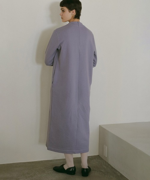 MANOF(マノフ)の「SLASH NECK DRESS(ワンピース・レディース・パープル/ブラック/アイボリー・FREE)」の9枚目の写真