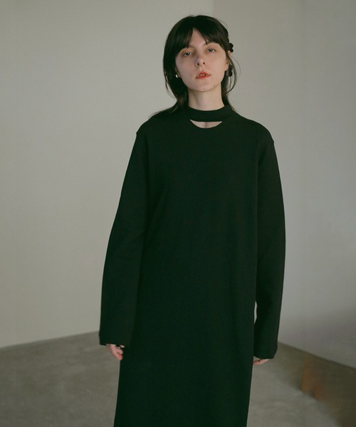 MANOF(マノフ)の「SLASH NECK DRESS(ワンピース・レディース・パープル/ブラック/アイボリー・FREE)」の10枚目の写真