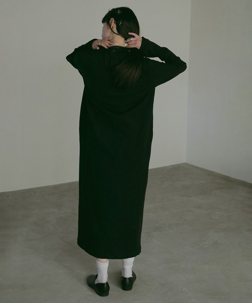 MANOF(マノフ)の「SLASH NECK DRESS(ワンピース・レディース・パープル/ブラック/アイボリー・FREE)」の16枚目の写真