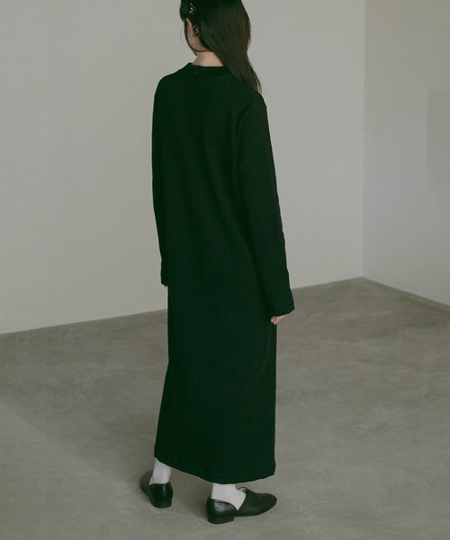 MANOF(マノフ)の「SLASH NECK DRESS(ワンピース・レディース・パープル/ブラック/アイボリー・FREE)」の15枚目の写真