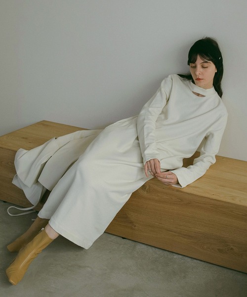 MANOF(マノフ)の「SLASH NECK DRESS(ワンピース・レディース・パープル/ブラック/アイボリー・FREE)」の22枚目の写真