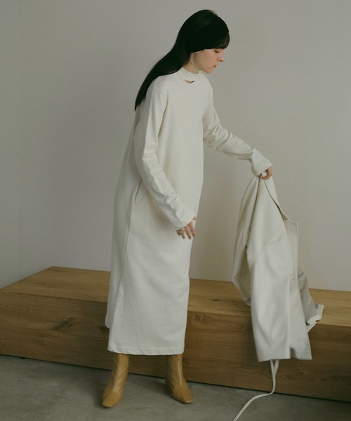 MANOF(マノフ)の「SLASH NECK DRESS(ワンピース・レディース・パープル/ブラック/アイボリー・FREE)」の19枚目の写真
