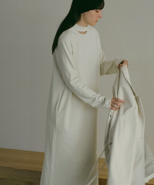 MANOF(マノフ)の「SLASH NECK DRESS(ワンピース・レディース・パープル/ブラック/アイボリー・FREE)」の20枚目の写真