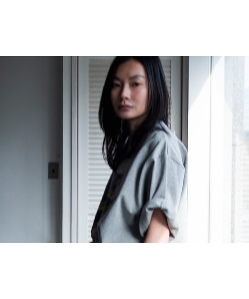 k3&co.(ケイスリーアンドコー)の「【LIKE】PRINT TEE(Tシャツ/カットソー・レディース・ネイビー/アイボリー/グレー・ONE SIZE)」の8枚目の写真