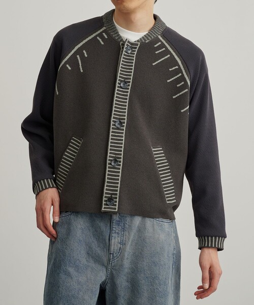 PUBLIC TOKYO（パブリックトウキョウ）の「グラフィティ―ニットスタジャンカーデ（カーディガン/ボレロ・メンズ・ライトグレー/ダークブラウン・1/2）」の4枚目の写真