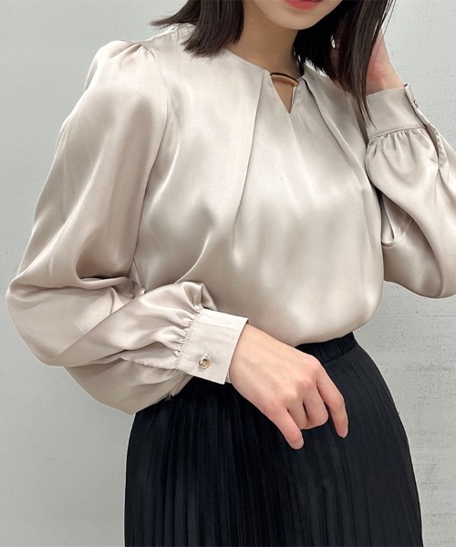&soiree(アンドソワレ)の「【&soiree】Vネックメタル付きシフォンブラウス(CP)(シャツ/ブラウス・レディース・ベージュ/ピンク・FREE)」の1枚目の写真
