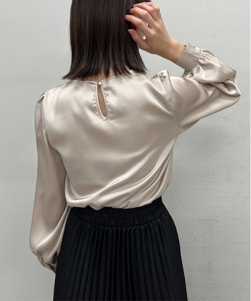 &soiree(アンドソワレ)の「【&soiree】Vネックメタル付きシフォンブラウス(CP)(シャツ/ブラウス・レディース・ベージュ/ピンク・FREE)」の4枚目の写真