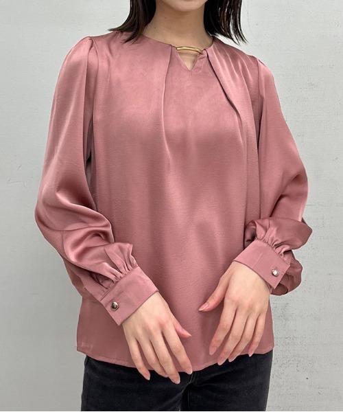 &soiree(アンドソワレ)の「【&soiree】Vネックメタル付きシフォンブラウス(CP)(シャツ/ブラウス・レディース・ベージュ/ピンク・FREE)」の5枚目の写真