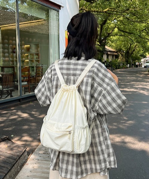 VIBGYOR（ヴィブジョー）の「urbanfemine./軽量ドーローストリングナップサック U7430（バックパック/リュック・レディース・ホワイト/ベージュ/ブルー/ブラック・FREE）」の2枚目の写真