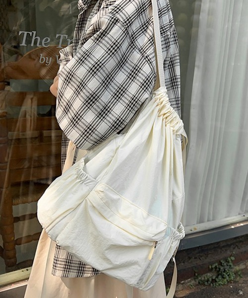 VIBGYOR（ヴィブジョー）の「urbanfemine./軽量ドーローストリングナップサック U7430（バックパック/リュック・レディース・ホワイト/ベージュ/ブルー/ブラック・FREE）」の6枚目の写真