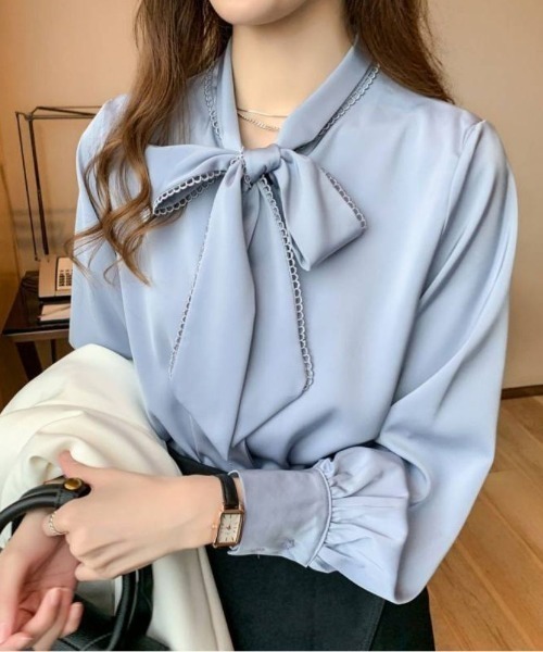 maison de LATIR(メゾンドラティール)の「ボウタイネックシフォンブラウス(シャツ/ブラウス・レディース・ブルー/ホワイト・ONESIZE)」の7枚目の写真